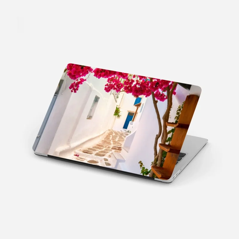 Laptop-Aufkleber sonnige gasse in Griechenland mit bougainvillea