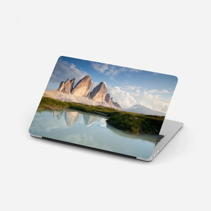 Laptop-Aufkleber sonnenbeschienene alpengipfel im spiegel des ruhigen sees