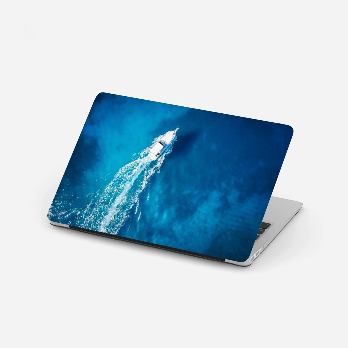 Laptop-Aufkleber jacht über dem kristallblauen ozean – Wallnifity® Laptop-Aufkleber jacht über dem kristallblauen ozean – Wallnifity®