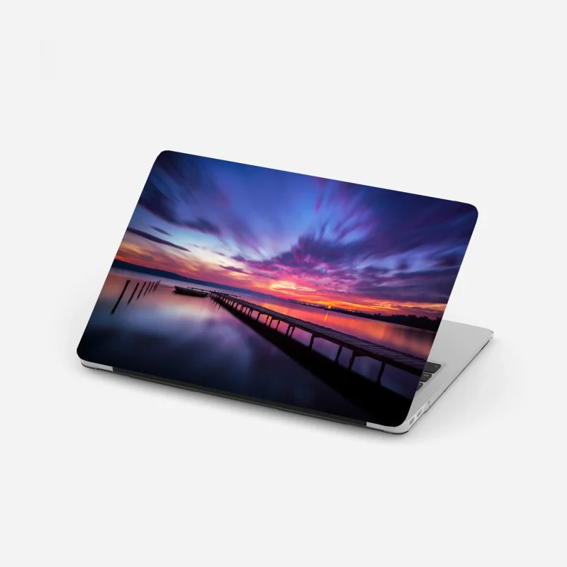 Laptop-Aufkleber sonnenuntergang über ruhigem see mit hölzernem steg – Wallnifity® Laptop-Aufkleber sonnenuntergang über ruhigem see mit hölzernem steg – Wallnifity®