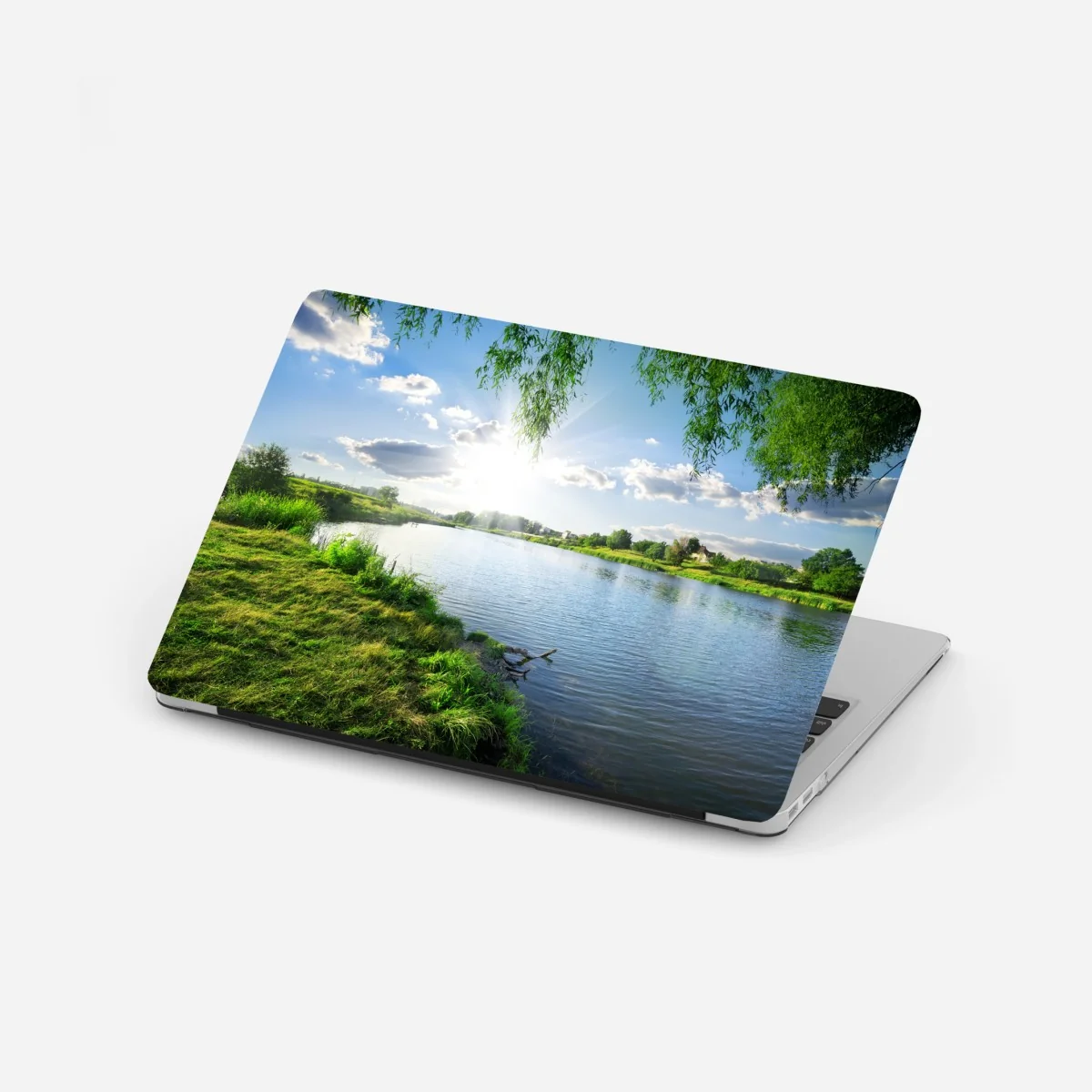 Laptop-Aufkleber sonnenbeschienenes flussufer mit üppigem grün – Wallnifity®