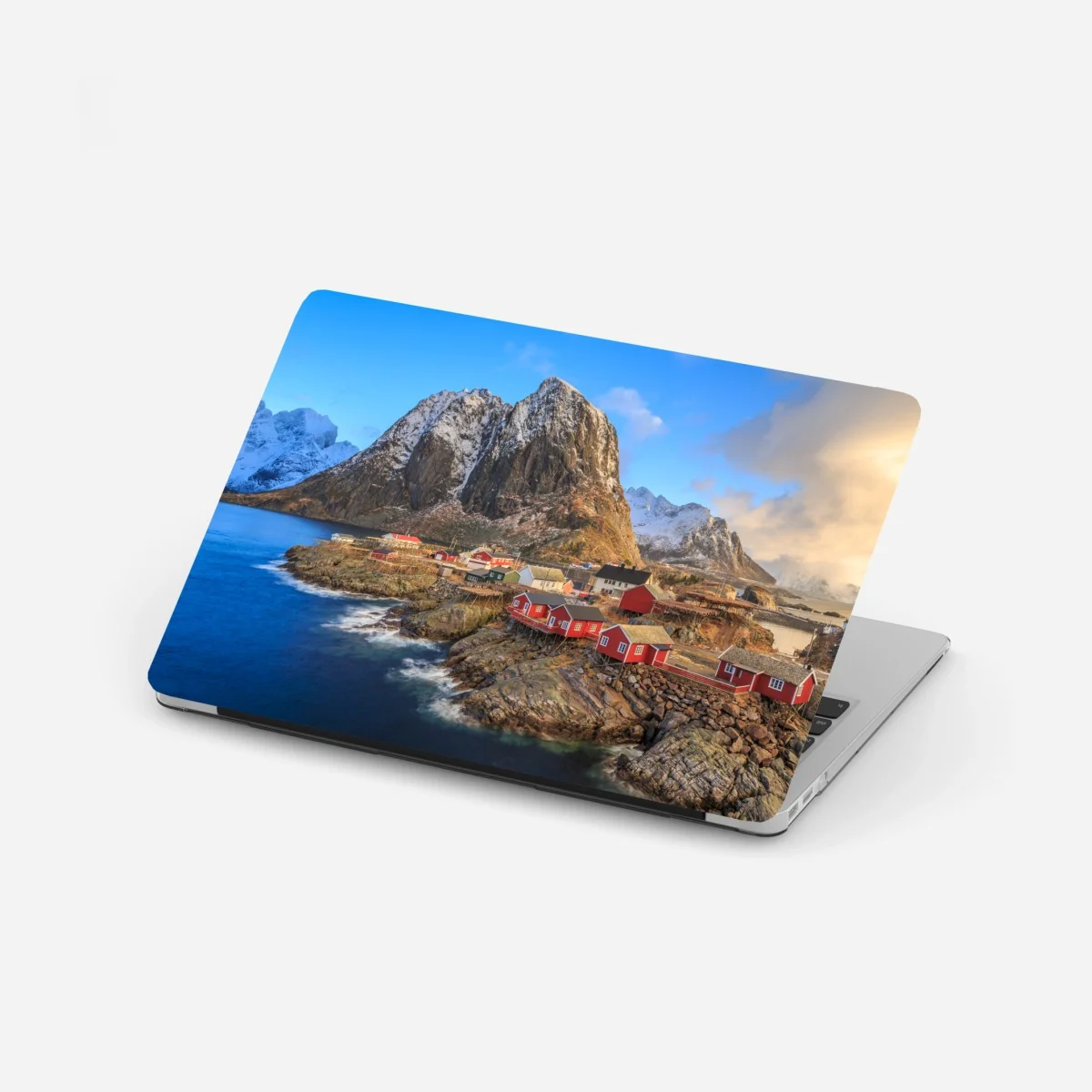 Laptop-Aufkleber küstendorf in Norwegen mit roten fischerhütten – Wallnifity®