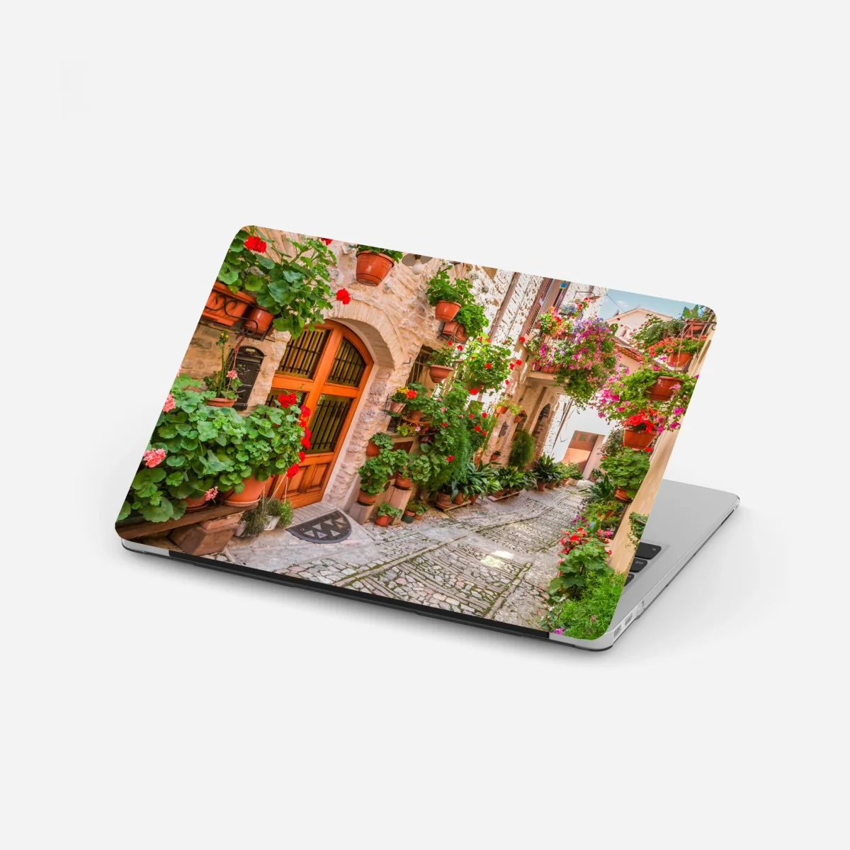 Laptop-Aufkleber sonnige gasse in Italien mit blühenden töpfen – Wallnifity®