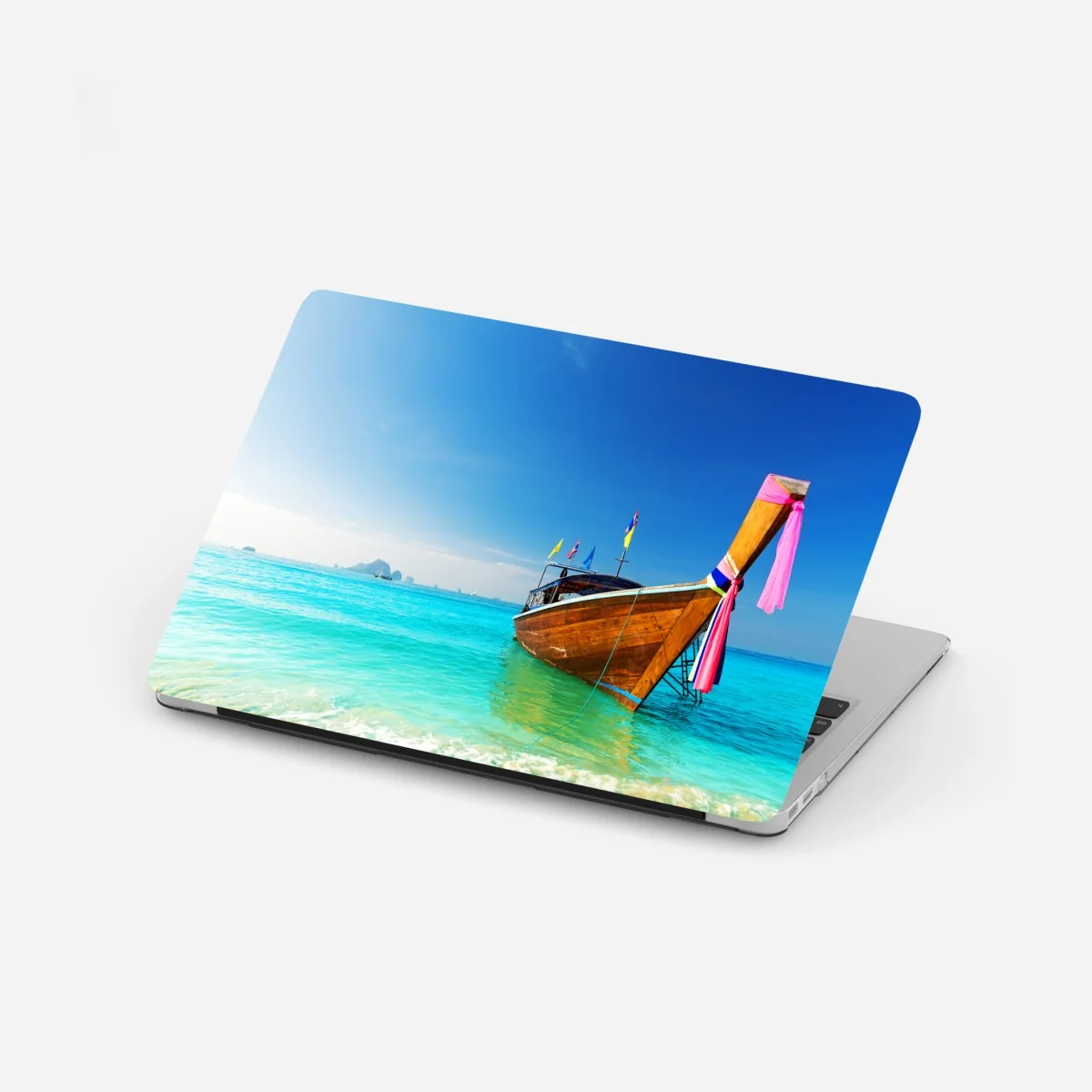 Laptop-Aufkleber langheckboot am türkisfarbenen strand, Andamanensee – Wallnifity®