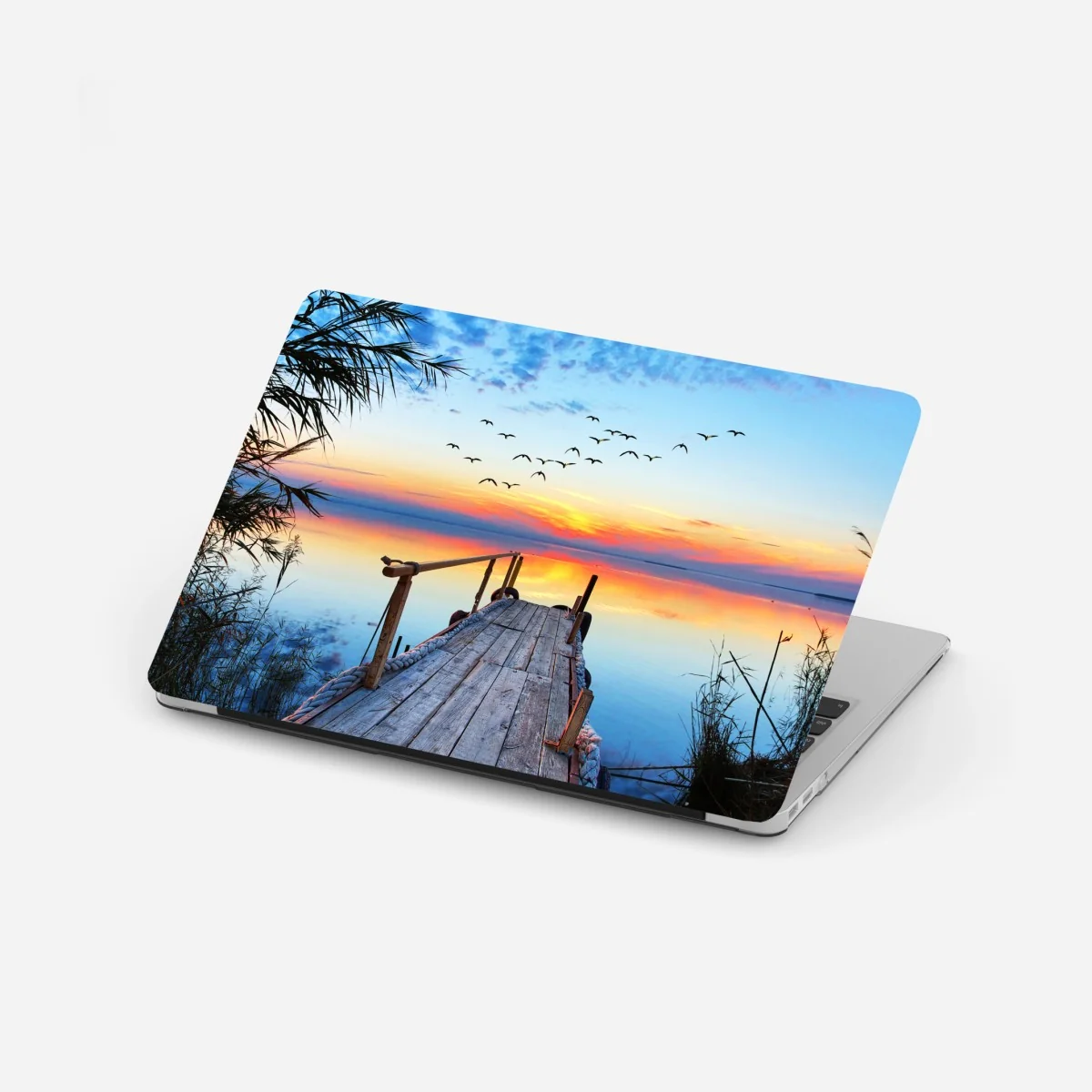 Laptop-Aufkleber steg bei sonnenuntergang über ruhigem see – Wallnifity®