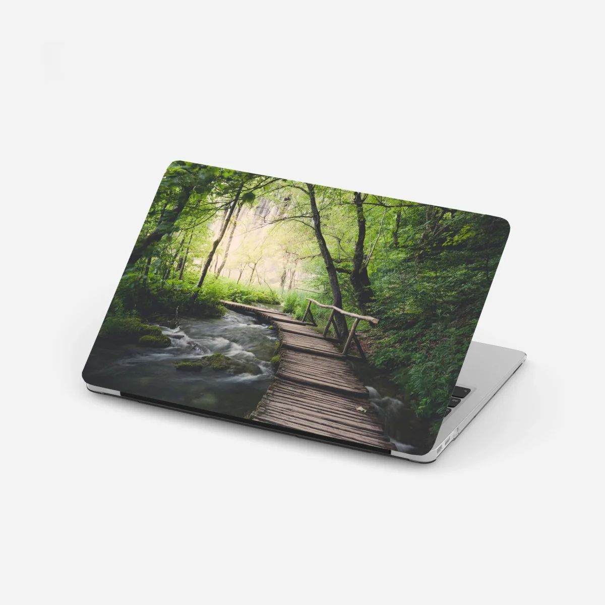 Laptop-Aufkleber ruhiger hölzerner steg durch grünen wald – Wallnifity® Laptop-Aufkleber ruhiger hölzerner steg durch grünen wald – Wallnifity®