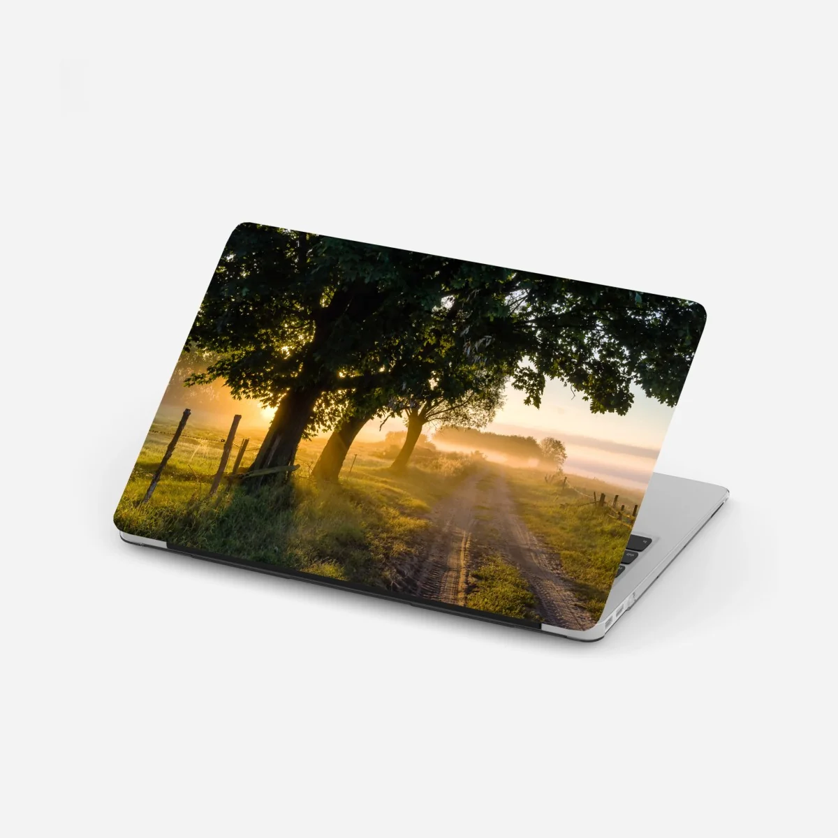 Laptop-Aufkleber sonnenbeschienener landweg im morgendunst – Wallnifity® Laptop-Aufkleber sonnenbeschienener landweg im morgendunst – Wallnifity®