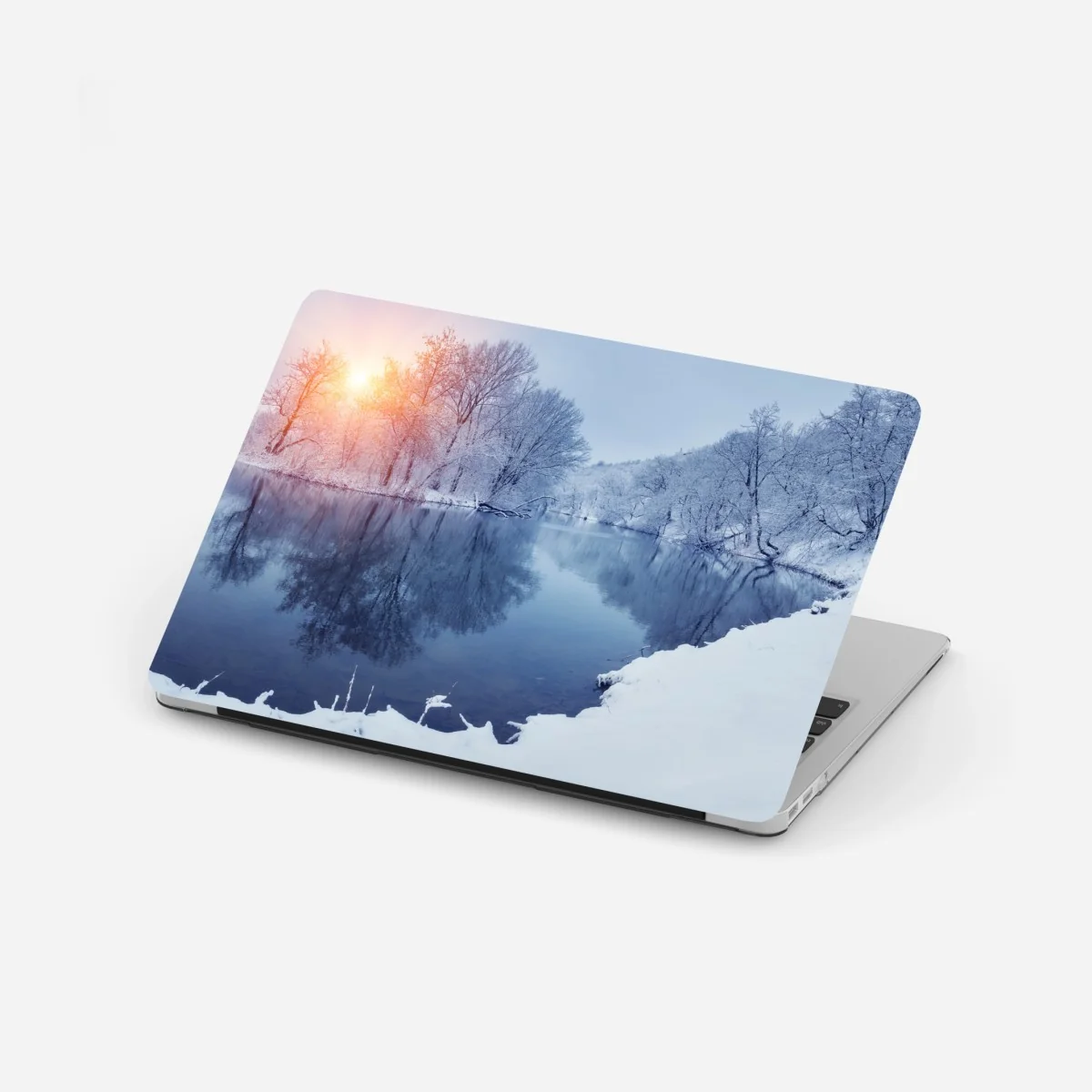 Laptop-Aufkleber winterliche flusslandschaft bei sonnenuntergang – Wallnifity® Laptop-Aufkleber winterliche flusslandschaft bei sonnenuntergang – Wallnifity®