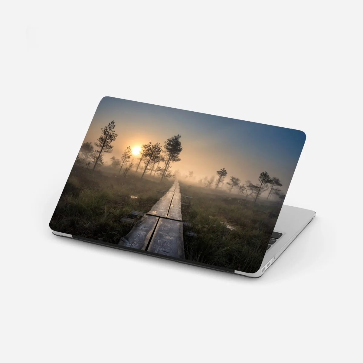 Laptop-Aufkleber nebliger sonnenaufgang über dem holzsteg – Wallnifity®