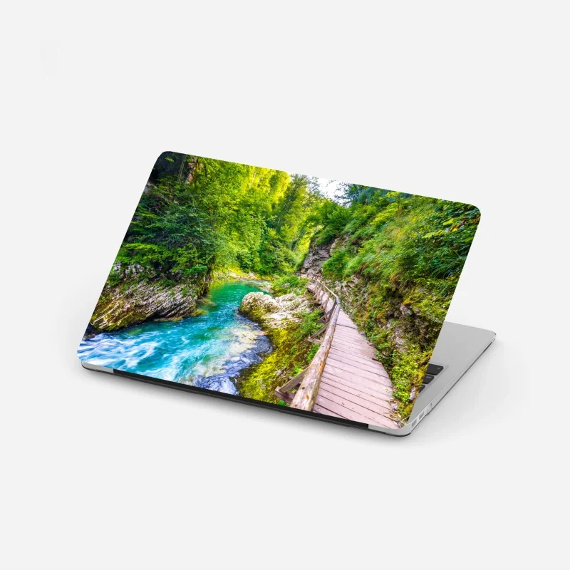 Laptop-Aufkleber türkisfarbener fluss und holzsteg im wald