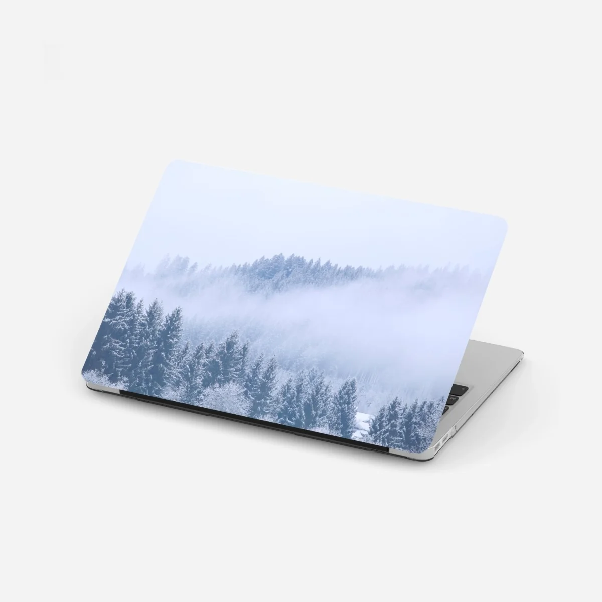 Laptop-Aufkleber winternebel über nadelwald – Wallnifity® Laptop-Aufkleber winternebel über nadelwald – Wallnifity®