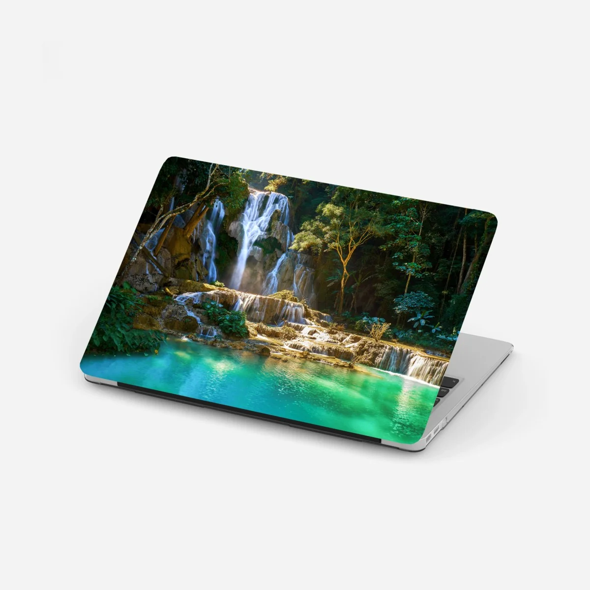 Laptop-Aufkleber türkisfarbener wasserfall im üppigen wald – Wallnifity®