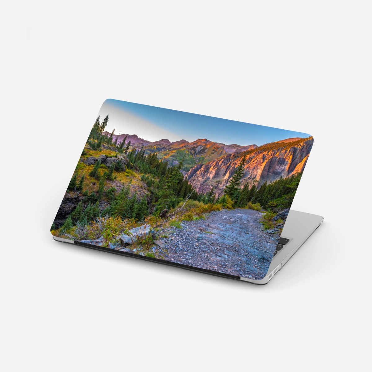 Laptop-Aufkleber alpiner wanderweg im sonnenuntergang – Wallnifity®