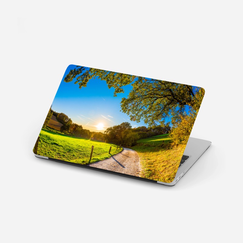 Laptop-Aufkleber sonnenbeschienene wiese mit landweg bei sonnenuntergang