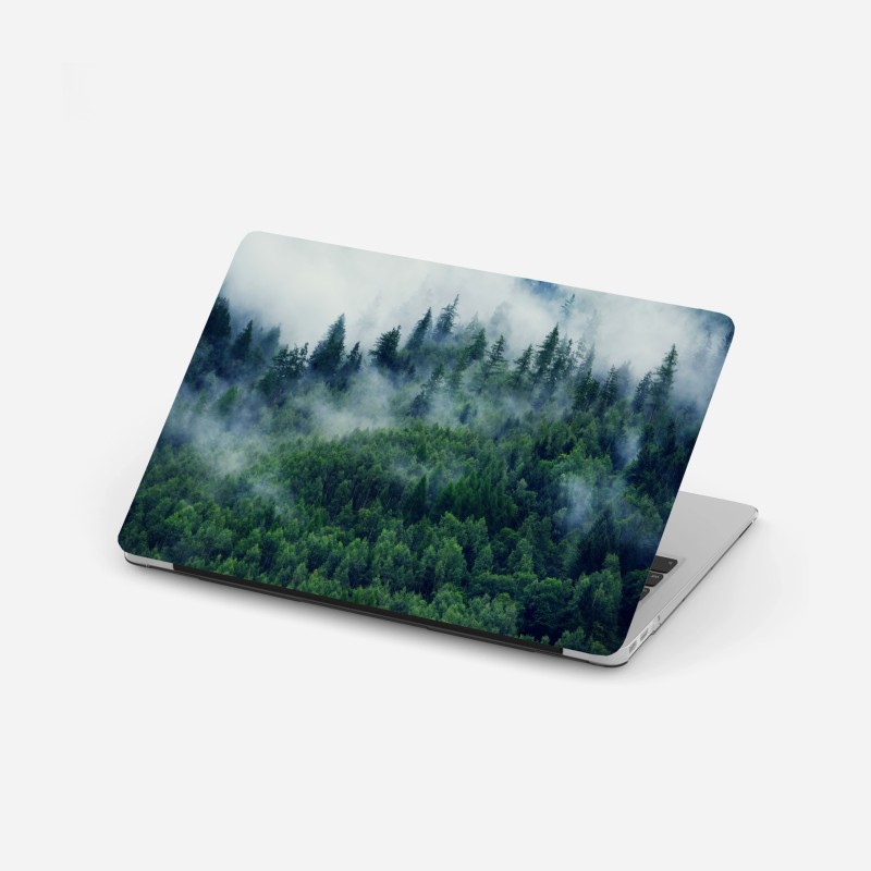 Laptop-Aufkleber nebliger grüner wald