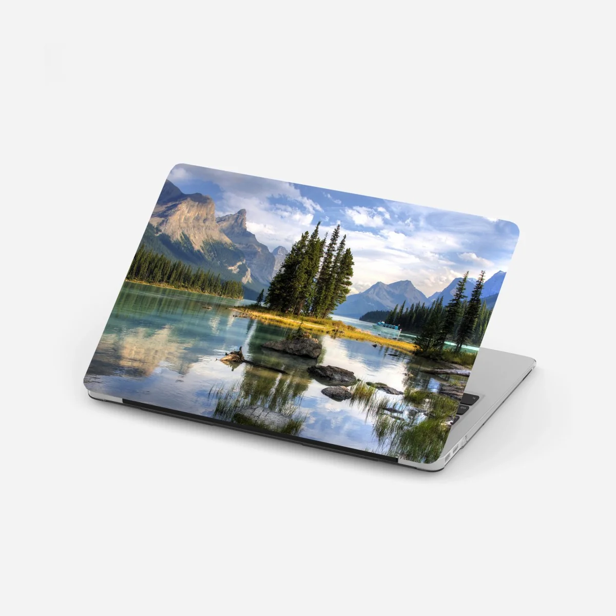 Laptop-Aufkleber ruhiger alpensee mit insel und bergen – Wallnifity®