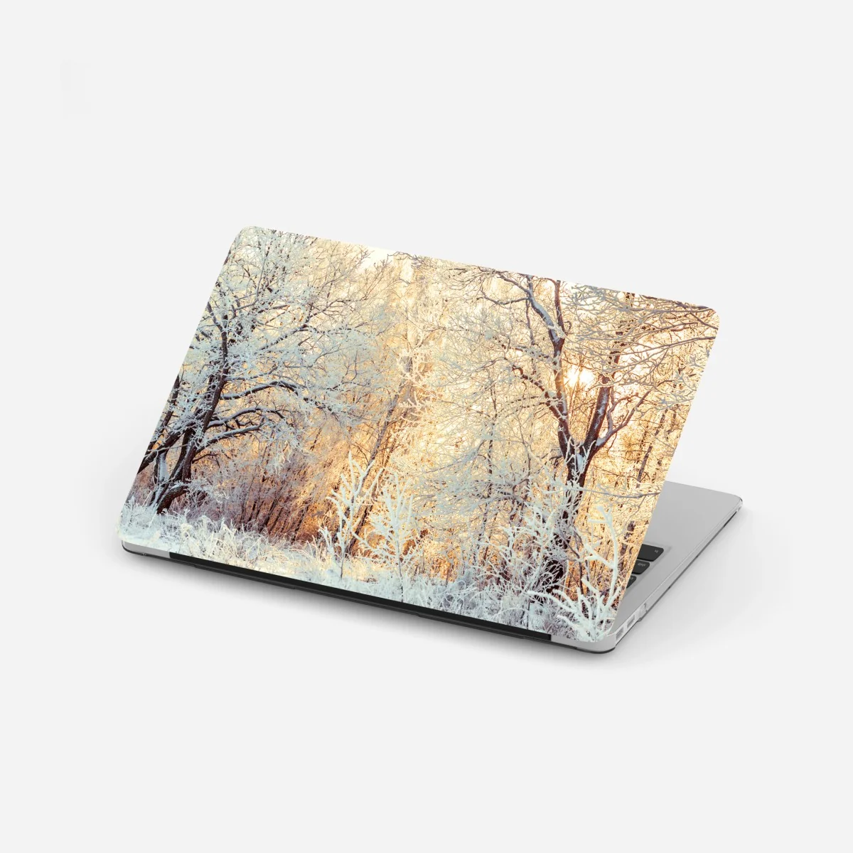 Laptop-Aufkleber wintersonne im verschneiten wald – Wallnifity® Laptop-Aufkleber wintersonne im verschneiten wald – Wallnifity®