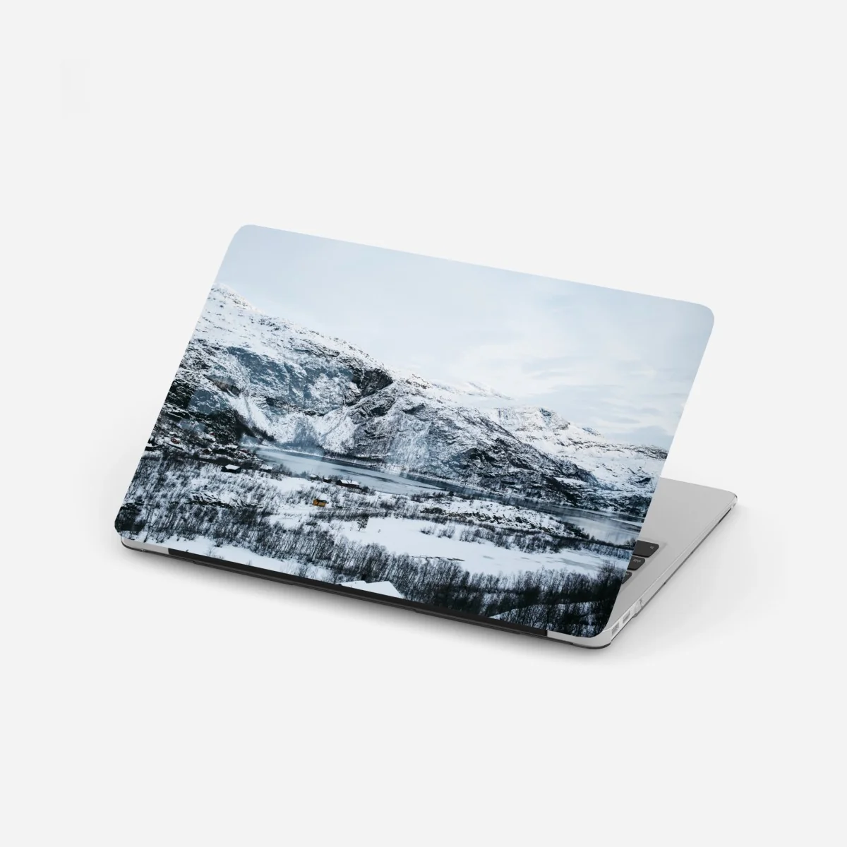 Laptop-Aufkleber ruhige winterliche berglandschaft über zugefrorenem see – Wallnifity® Laptop-Aufkleber ruhige winterliche berglandschaft über zugefrorenem see – Wallnifity®
