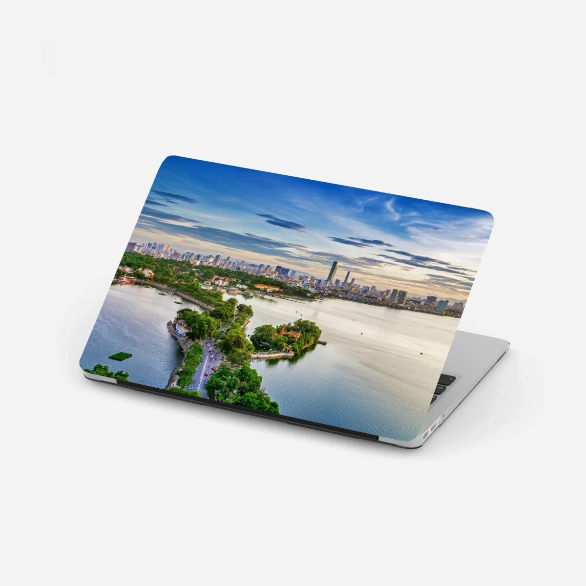 Laptop-Aufkleber ruhige städtische panorama am see – Wallnifity®