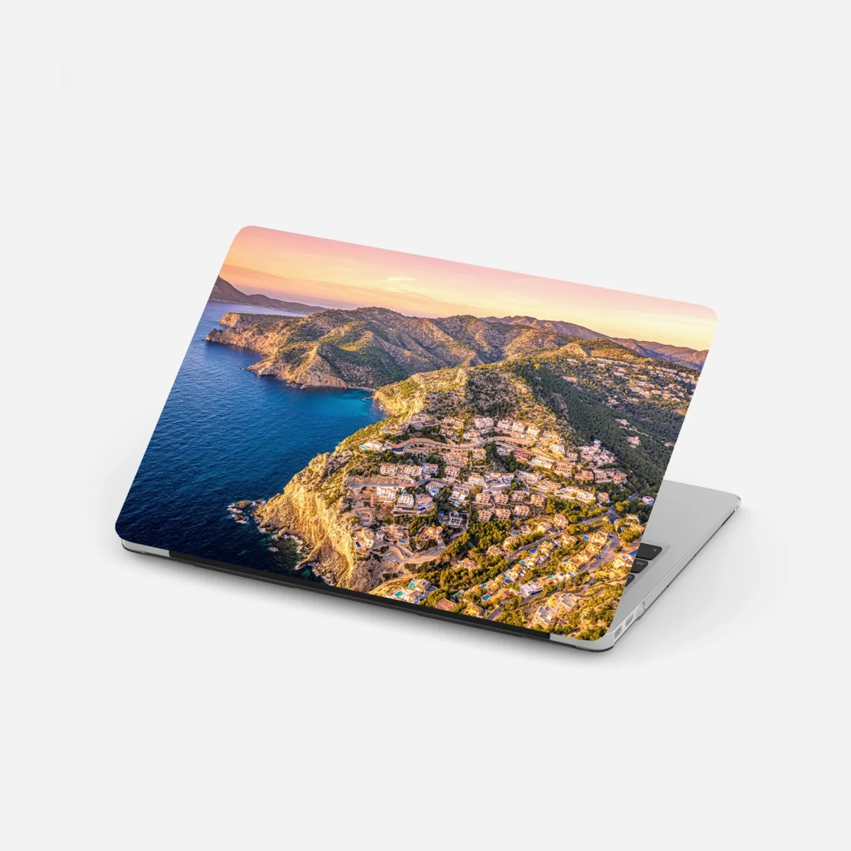 Laptop-Aufkleber sonnenuntergang über küstenlandschaft mit dorf am kliff – Wallnifity®