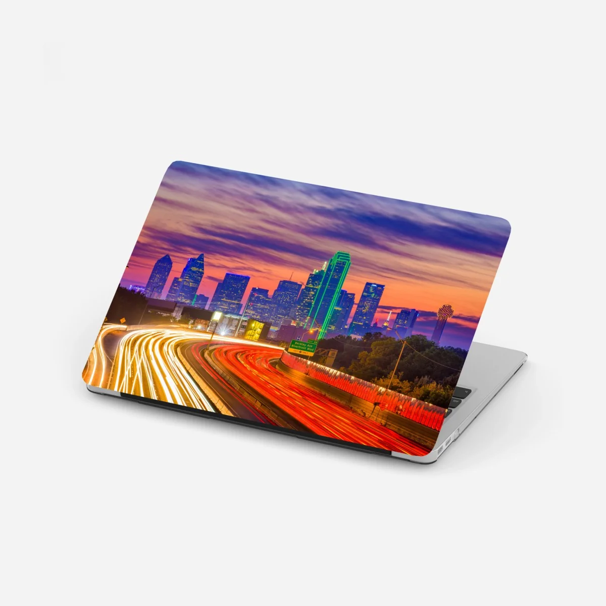 Laptop-Aufkleber panorama von Dallas bei sonnenuntergang mit lichtspuren auf der autobahn – Wallnifity®