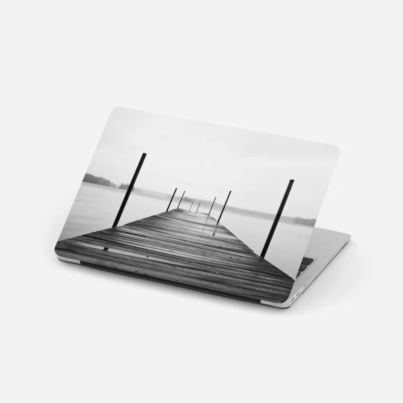 Laptop-Aufkleber nebliger steg am see in monochrom
