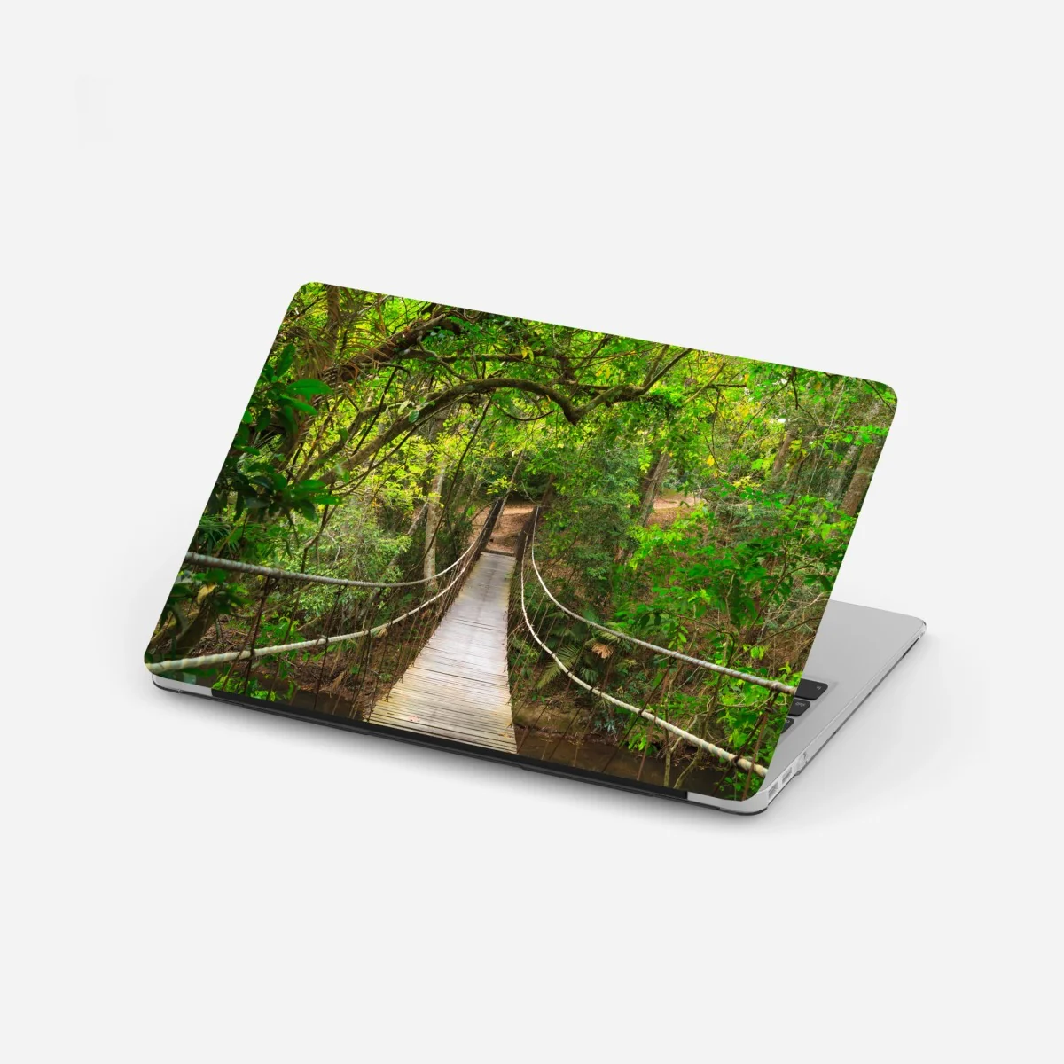 Laptop-Aufkleber hängende holzbrücke im grünen wald – Wallnifity®