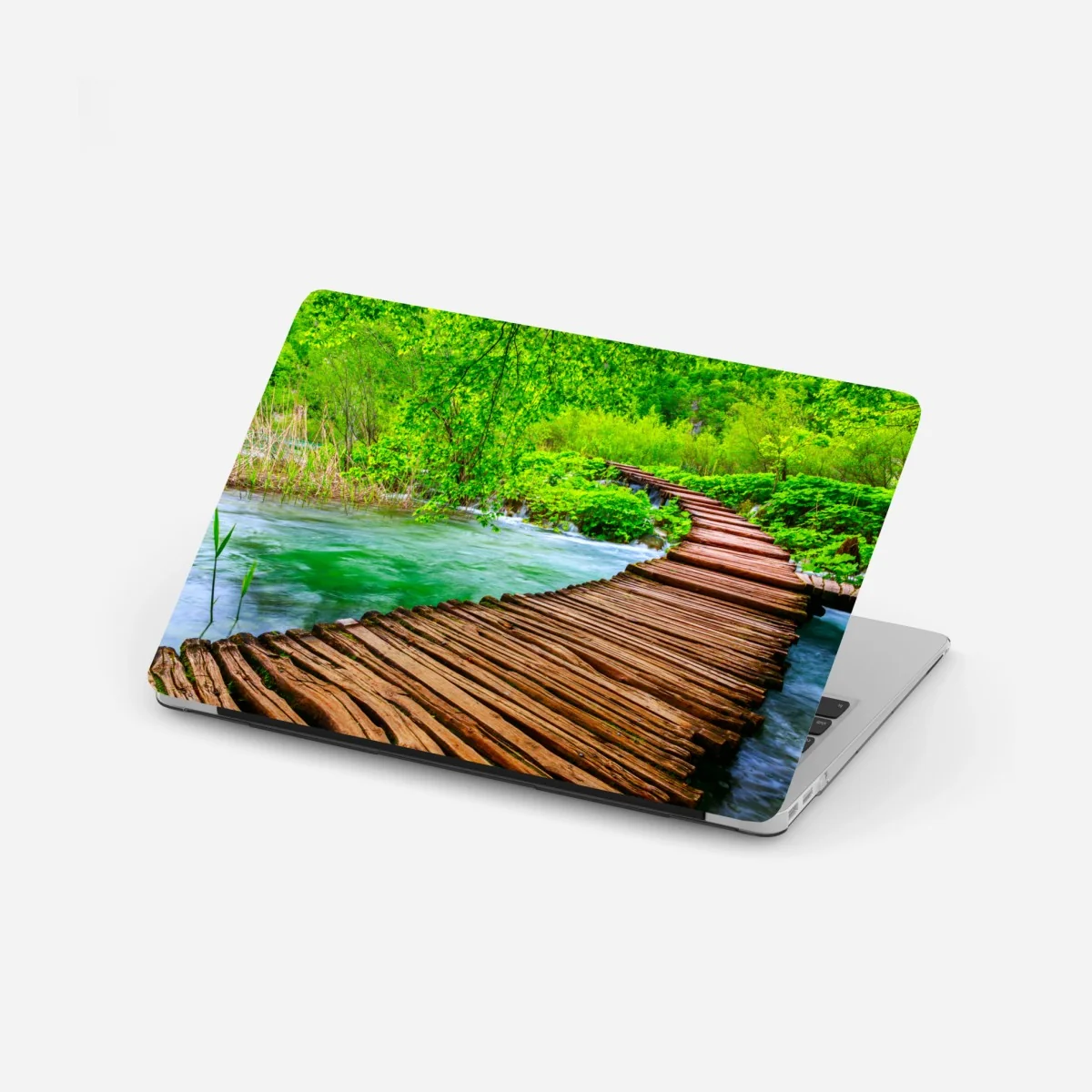 Laptop-Aufkleber ruhiger grüner steg über dem fluss – Wallnifity® Laptop-Aufkleber ruhiger grüner steg über dem fluss – Wallnifity®