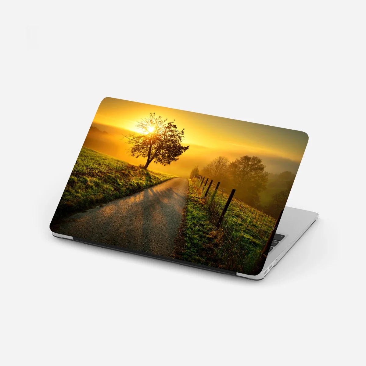 Laptop-Aufkleber sonnenbeschienener landweg durch die morgenwiese – Wallnifity®