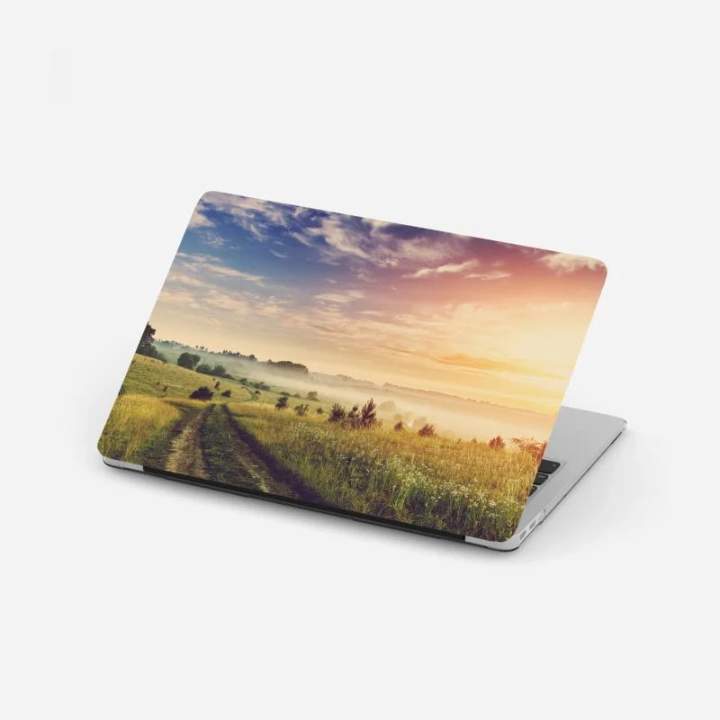 Laptop-Aufkleber nebeliger sonnenaufgang über einer ländlichen wiese