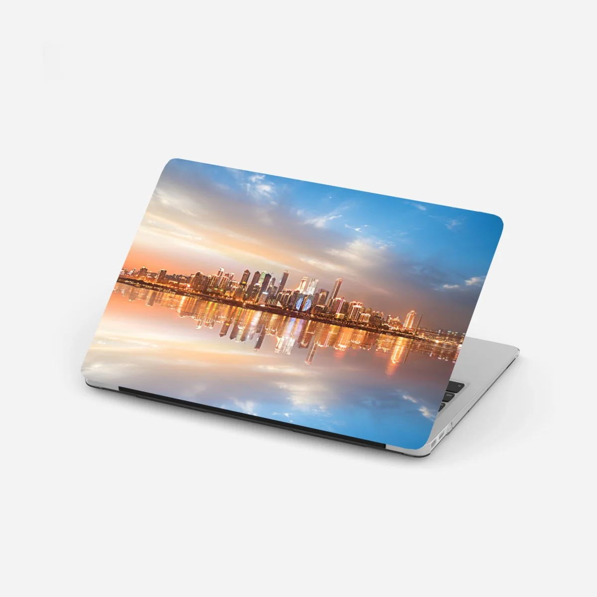 Laptop-Aufkleber stadtsilhouette im spiegelbild bei dämmerung – Wallnifity® Laptop-Aufkleber stadtsilhouette im spiegelbild bei dämmerung – Wallnifity®