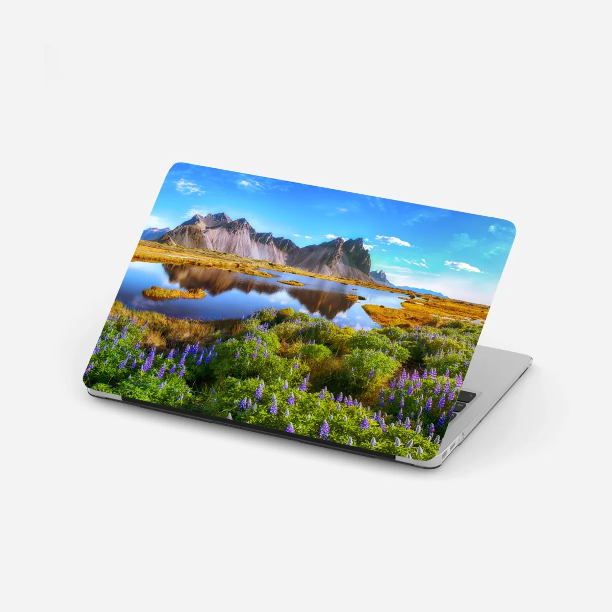 Laptop-Aufkleber lebendige lupinenwiesen bei Vestrahorn, Island – Wallnifity®
