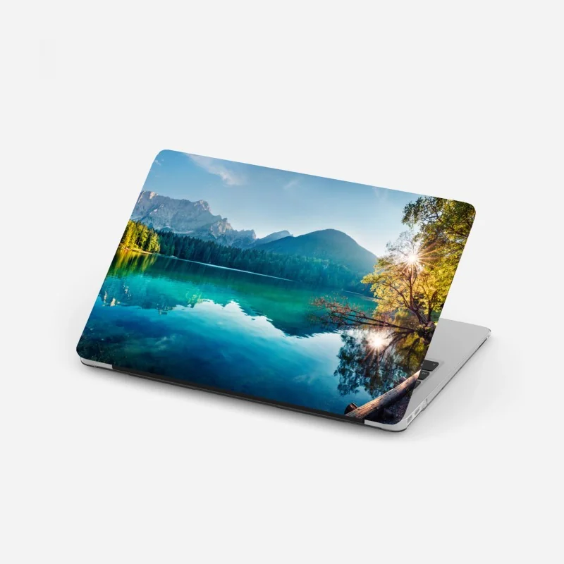 Laptop-Aufkleber nebliger sonnenaufgang über dem holzsteg – Wallnifity®