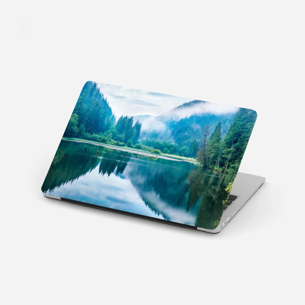 Laptop-Aufkleber nebliger morgen am see Lacu Rosu, Rumänien – Wallnifity®