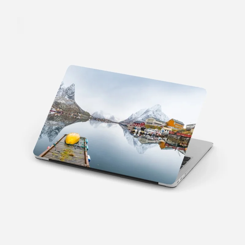 Laptop-Aufkleber sonniger bergpfad durch grüne wiese – Wallnifity®