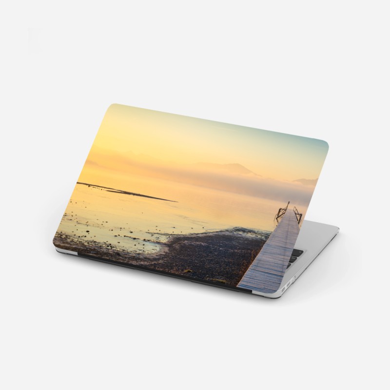 Laptop-Aufkleber nebliger sonnenaufgang über holzsteg