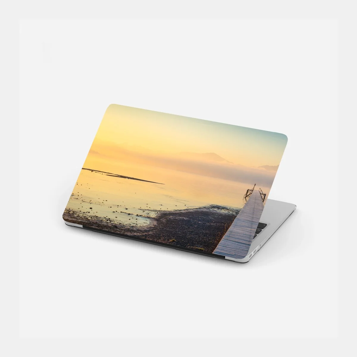 Laptop-Aufkleber nebliger sonnenaufgang über holzsteg – Wallnifity® Laptop-Aufkleber nebliger sonnenaufgang über holzsteg – Wallnifity®