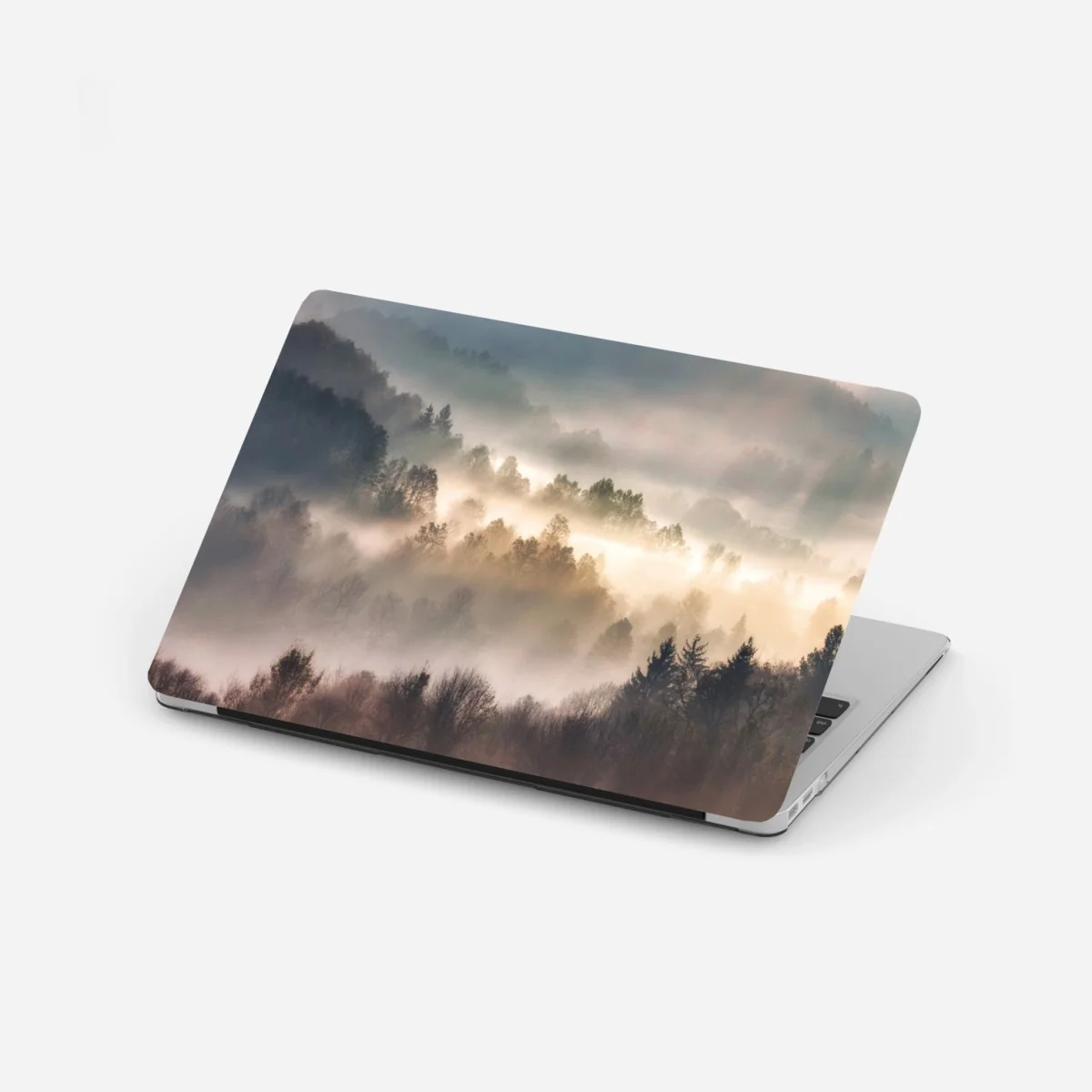 Laptop-Aufkleber nebliger wald im morgengrauen – Wallnifity® Laptop-Aufkleber nebliger wald im morgengrauen – Wallnifity®