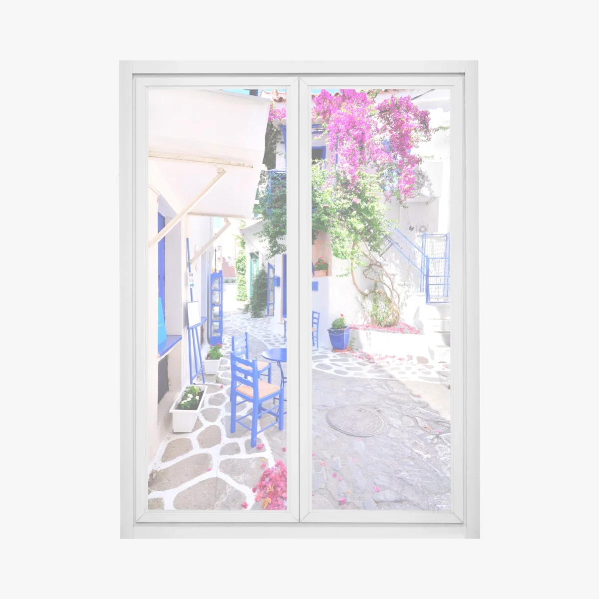 Fensteraufkleber sonnige gasse mit blauen stühlen – Wallnifity® Fensteraufkleber sonnige gasse mit blauen stühlen – Wallnifity®