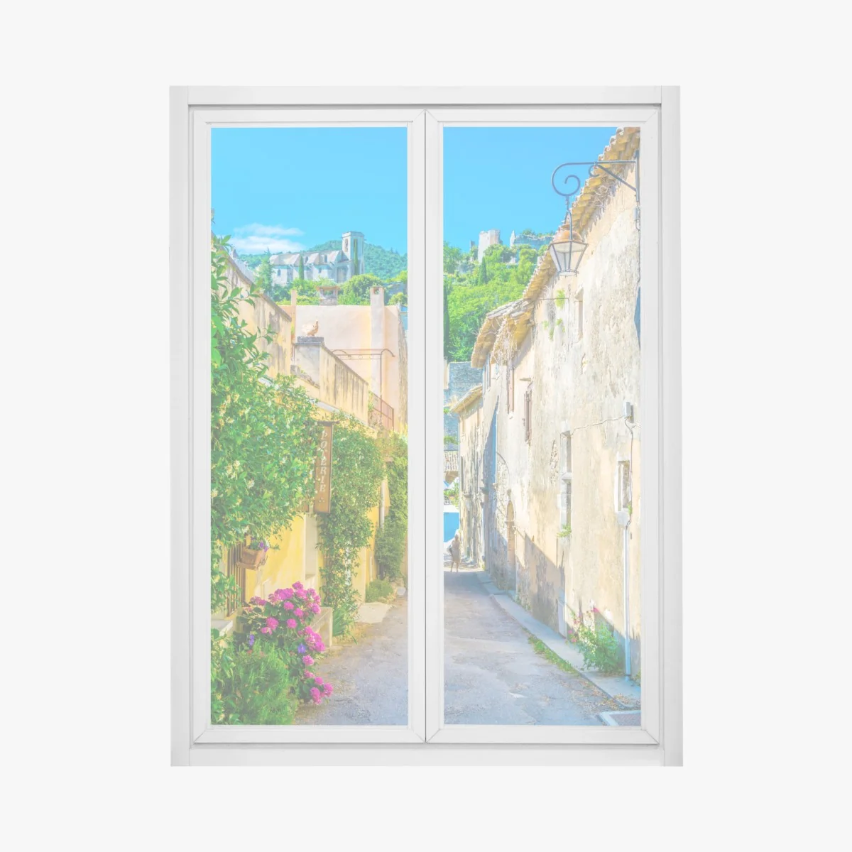Fensteraufkleber sonnenbeschienene gasse in einem mediterranen dorf – Wallnifity® Fensteraufkleber sonnenbeschienene gasse in einem mediterranen dorf – Wallnifity®