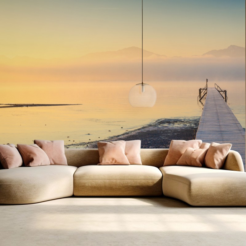 Fototapete nebliger sonnenaufgang über holzsteg – Wallnifity®