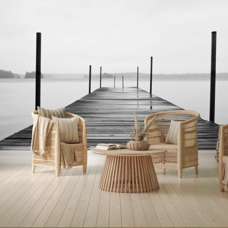 Fototapete nebliger steg am see in monochrom – Wallnifity®