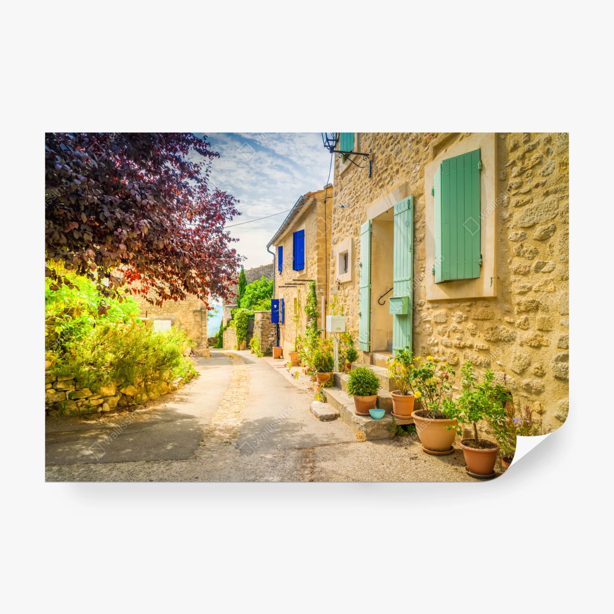 Fototapete sonnenbeschienene dorfstraße mit steinhäusern und bunten fensterläden – Wallnifity®