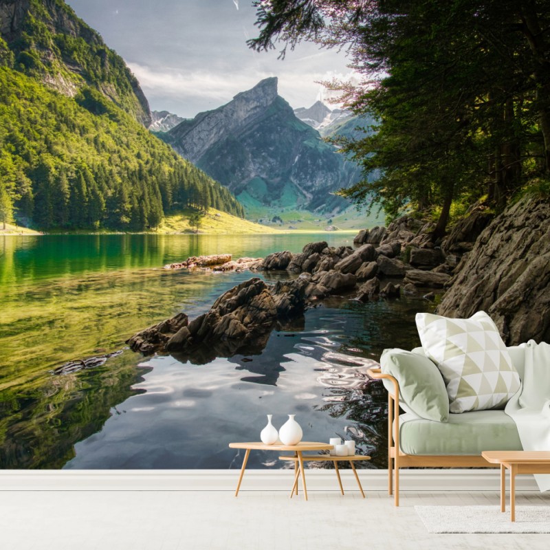 Fototapete ruhiger bergsee mit spiegelungen im wald – Wallnifity®