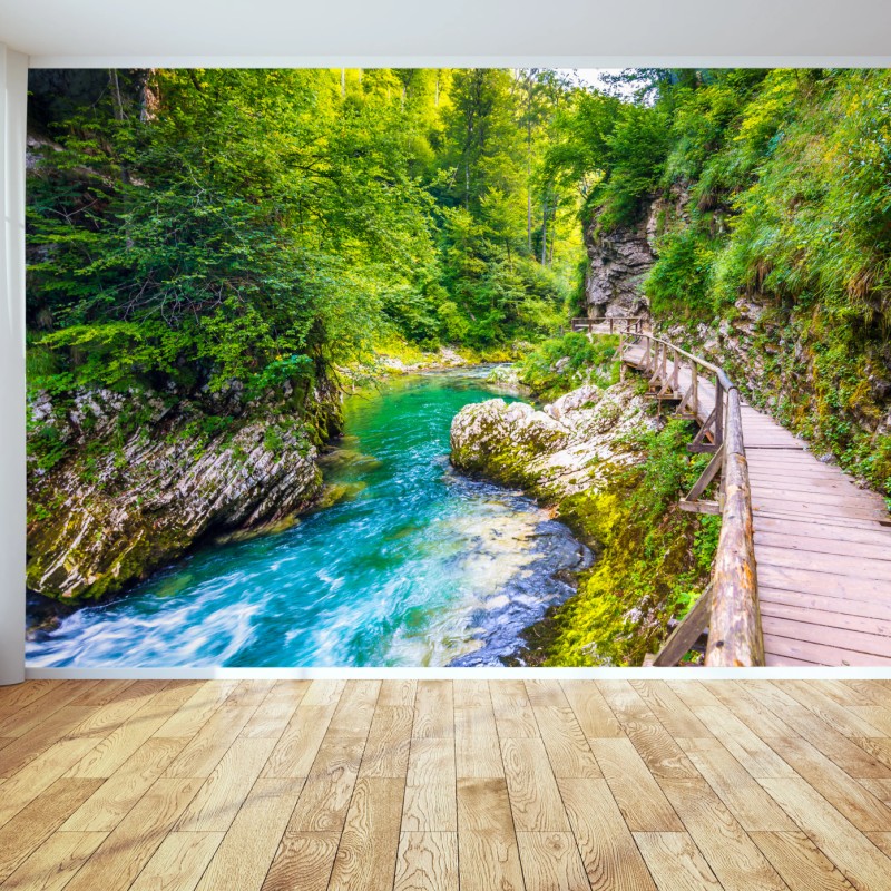 Fototapete türkisfarbener fluss und holzsteg im wald – Wallnifity®