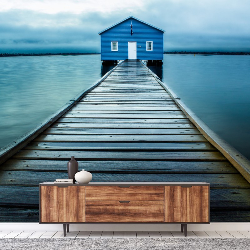 Fototapete blaues bootshaus am ende des stegs – Wallnifity®