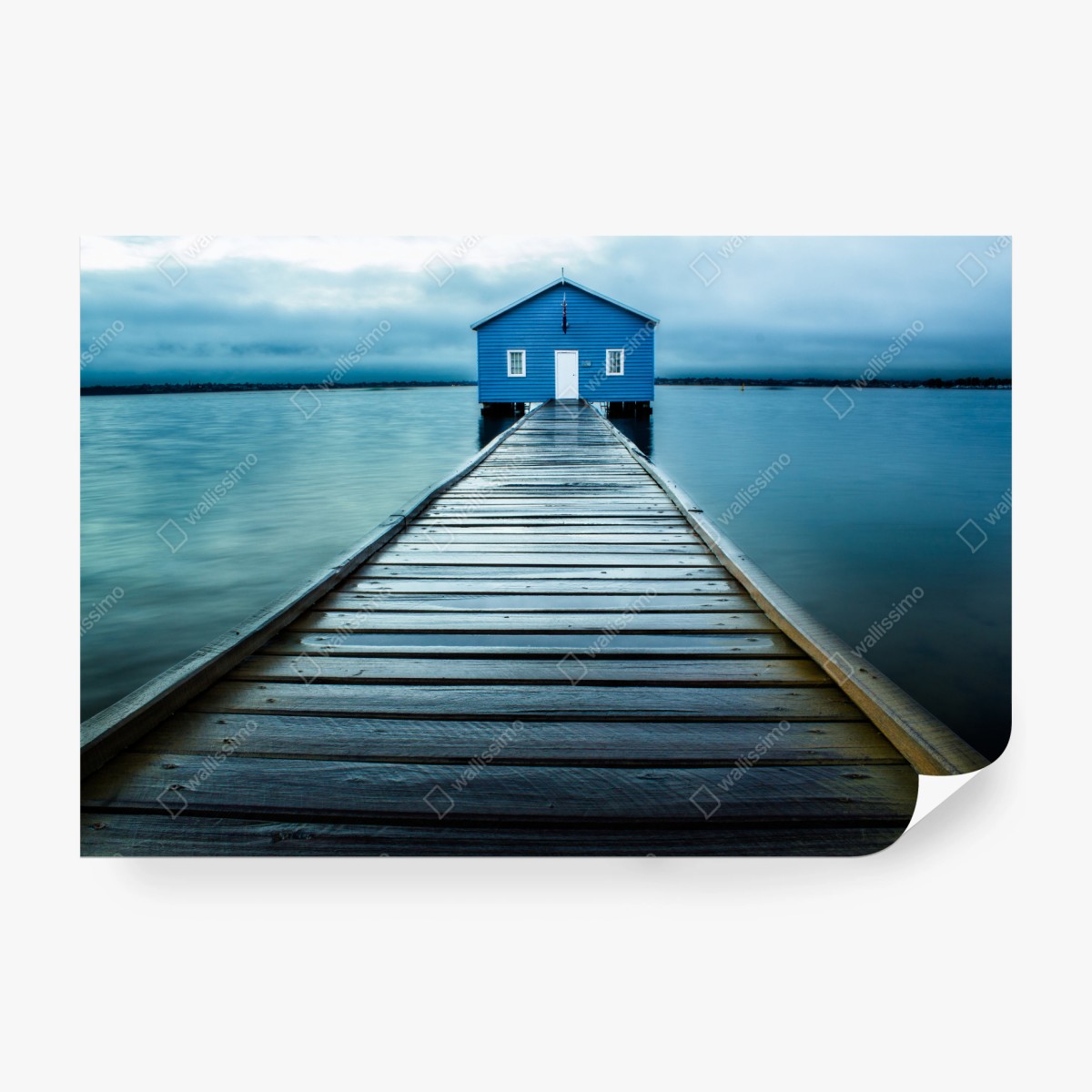 Fototapete blaues bootshaus am ende des stegs – Wallnifity®