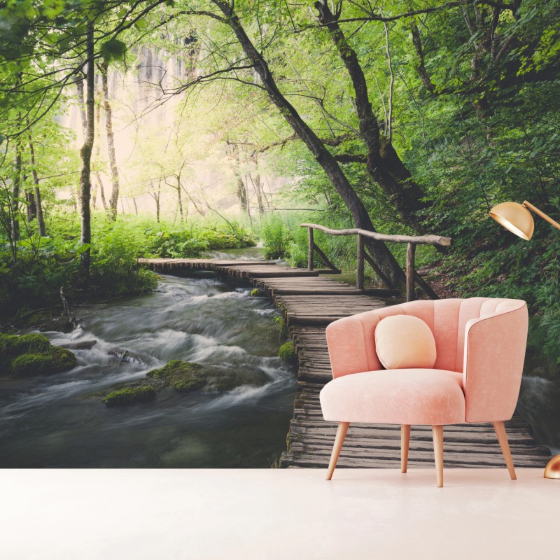 Fototapete ruhiger hölzerner steg durch grünen wald – Wallnifity®