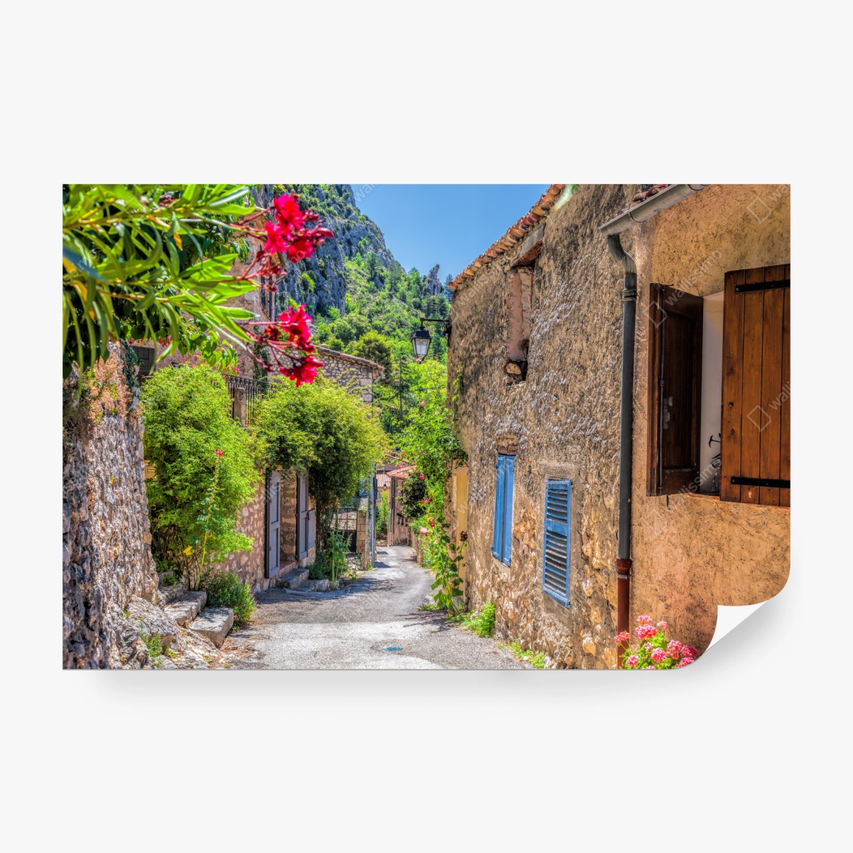 Fototapete Moustiers Sainte Marie reizvolle Dorfstraße in Provence – Wallnifity®