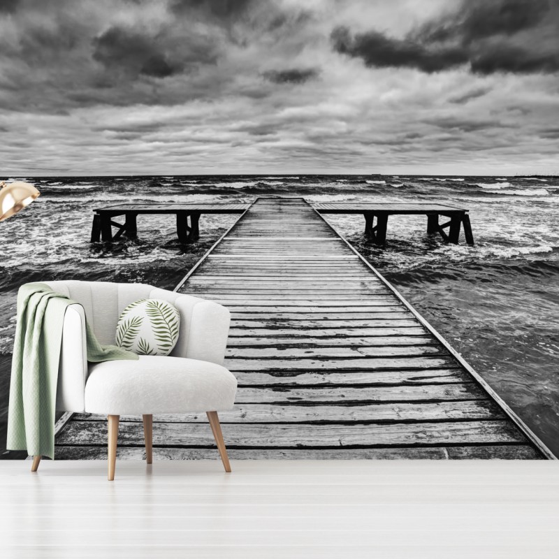 Fototapete dramatischer schwarzweiß-steg in stürmischer see – Wallnifity®